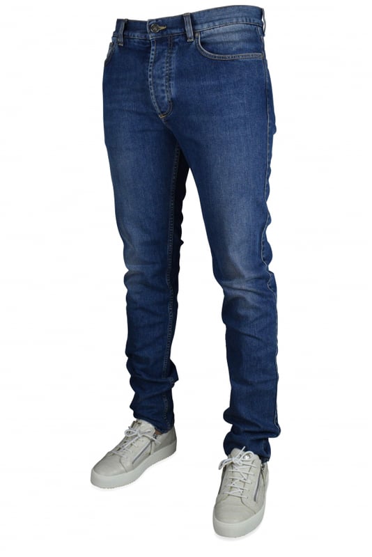 Jeans azul de algodón de 5 bolsillos de Givenchy.Etiqueta de cuero negro en la parte posterior.Logotipo blanco en el bolsillo trasero.Hebillas de cinturon.Ajustado.Material: 98% algodón, 2% elastano.Made in Italy.