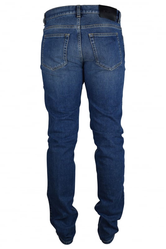 Jeans azul de algodón de 5 bolsillos de Givenchy.Etiqueta de cuero negro en la parte posterior.Logotipo blanco en el bolsillo trasero.Hebillas de cinturon.Ajustado.Material: 98% algodón, 2% elastano.Made in Italy.