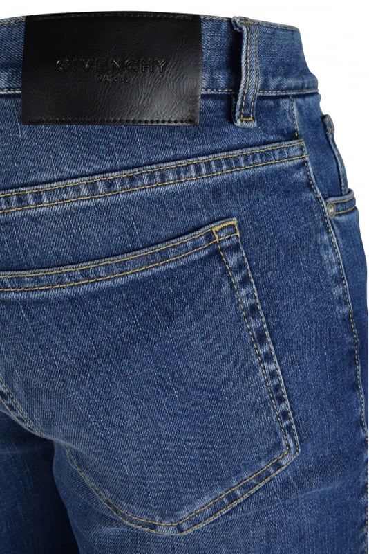 Jeans azul de algodón de 5 bolsillos de Givenchy.Etiqueta de cuero negro en la parte posterior.Logotipo blanco en el bolsillo trasero.Hebillas de cinturon.Ajustado.Material: 98% algodón, 2% elastano.Made in Italy.