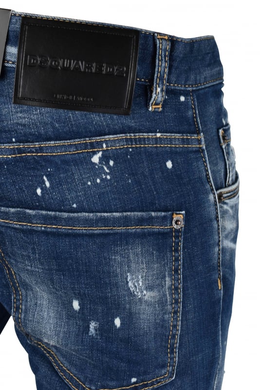 Skater Jeans Dsquared2 blau aus Baumwolle.Verwaschener Effekt an den Beinen.Weiße Farbflecken.Risse in der Haut.Knopfverschluss mit rotem Logoetikett.Schwarzer vertikaler Rückenpatch mit schwarzem Logo.Schlaufen für einen Gürtel.5 Taschen.Made in Italy.