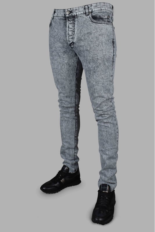 Graue Balmain-Jeans.Taschen vorne und hinten.Logodetail auf der Rückseite.Verblasster Effekt auf der Vorder- und Rückseite.Reißverschluss vorne.98 % Baumwolle und 2 % Elasthan.Made in Italy.