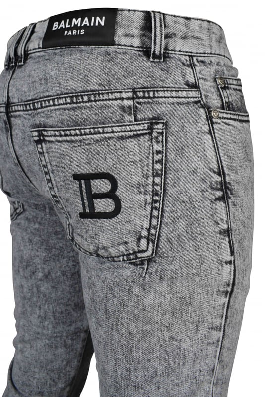 Graue Balmain-Jeans.Taschen vorne und hinten.Logodetail auf der Rückseite.Verblasster Effekt auf der Vorder- und Rückseite.Reißverschluss vorne.98 % Baumwolle und 2 % Elasthan.Made in Italy.