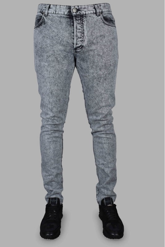 Graue Balmain-Jeans.Taschen vorne und hinten.Logodetail auf der Rückseite.Verblasster Effekt auf der Vorder- und Rückseite.Reißverschluss vorne.98 % Baumwolle und 2 % Elasthan.Made in Italy.