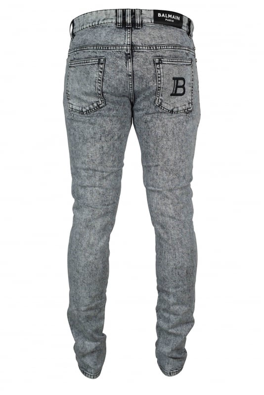 Graue Balmain-Jeans.Taschen vorne und hinten.Logodetail auf der Rückseite.Verblasster Effekt auf der Vorder- und Rückseite.Reißverschluss vorne.98 % Baumwolle und 2 % Elasthan.Made in Italy.