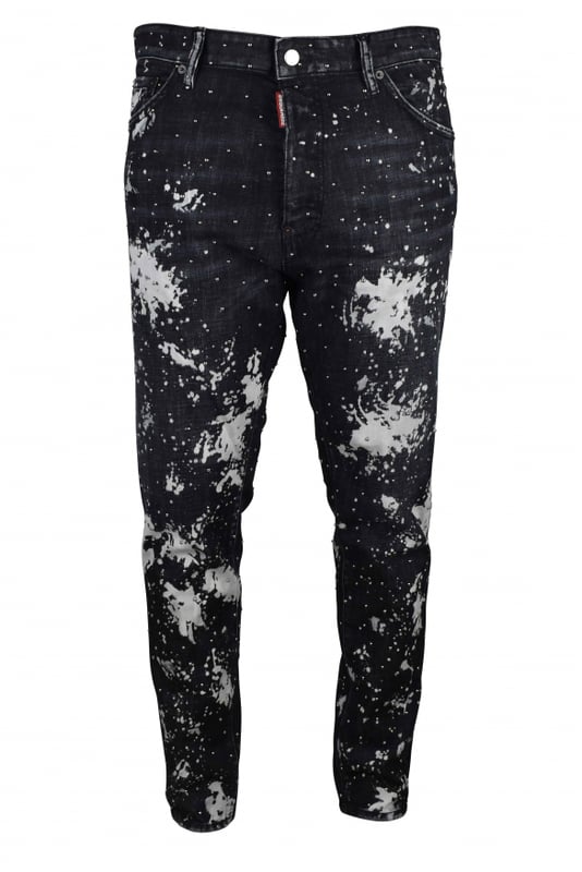Vaqueros negros Dsquared2.Gran efecto de manchas de pintura blanca.Adornos de perlas negras bordadas. Mini colgante con logotipo.Efecto desteñido.Pequeñas manchas de pintura blanca.Parche con logotipo en piel negra en la espalda.Etiqueta roja con el logotipo en la bragueta.Cierre con botones.Trabillas.Cinco bolsillos, 2 de ellos traseros.Made in Italy.
