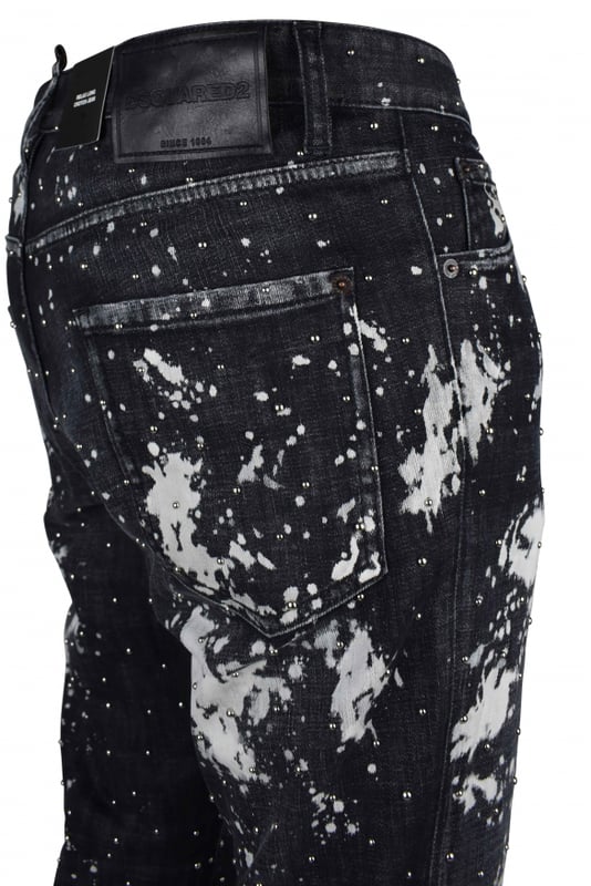 Vaqueros negros Dsquared2.Gran efecto de manchas de pintura blanca.Adornos de perlas negras bordadas. Mini colgante con logotipo.Efecto desteñido.Pequeñas manchas de pintura blanca.Parche con logotipo en piel negra en la espalda.Etiqueta roja con el logotipo en la bragueta.Cierre con botones.Trabillas.Cinco bolsillos, 2 de ellos traseros.Made in Italy.