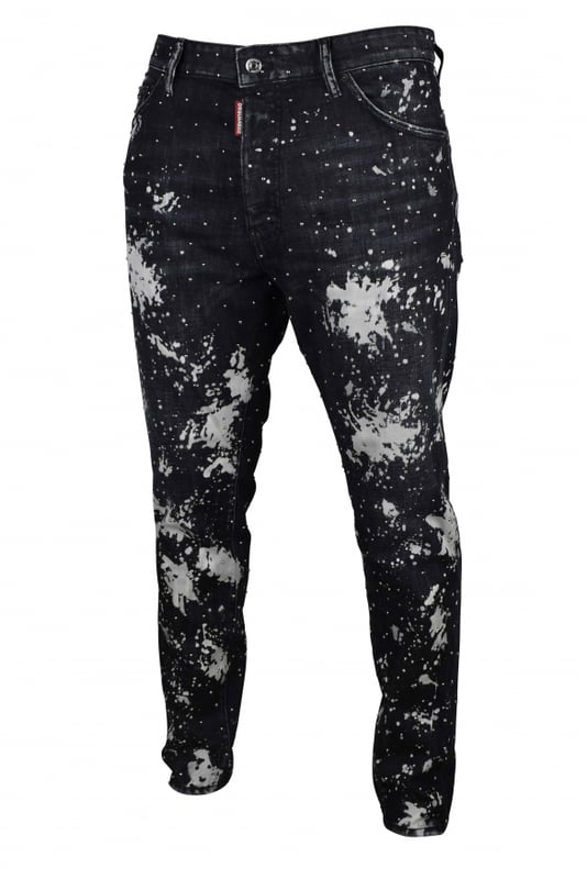 Vaqueros negros Dsquared2.Gran efecto de manchas de pintura blanca.Adornos de perlas negras bordadas. Mini colgante con logotipo.Efecto desteñido.Pequeñas manchas de pintura blanca.Parche con logotipo en piel negra en la espalda.Etiqueta roja con el logotipo en la bragueta.Cierre con botones.Trabillas.Cinco bolsillos, 2 de ellos traseros.Made in Italy.