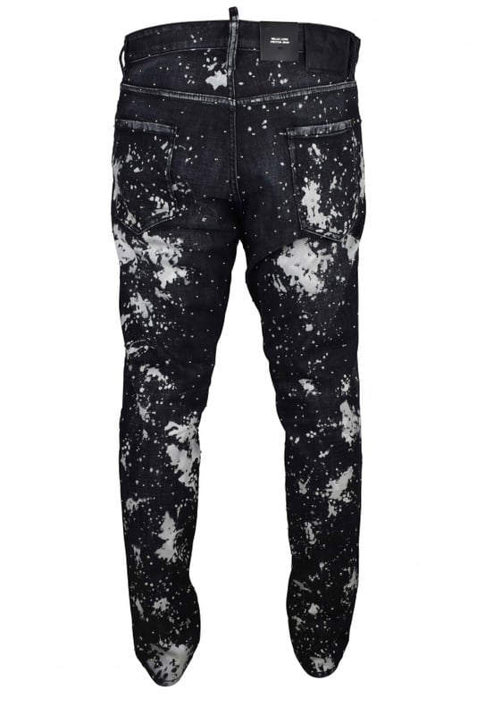 Vaqueros negros Dsquared2.Gran efecto de manchas de pintura blanca.Adornos de perlas negras bordadas. Mini colgante con logotipo.Efecto desteñido.Pequeñas manchas de pintura blanca.Parche con logotipo en piel negra en la espalda.Etiqueta roja con el logotipo en la bragueta.Cierre con botones.Trabillas.Cinco bolsillos, 2 de ellos traseros.Made in Italy.