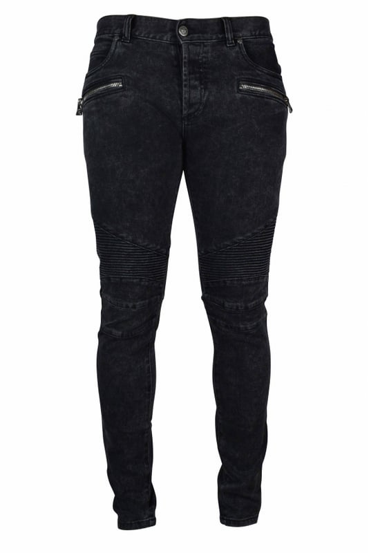 Vaqueros nero de Balmain.Cremalleras en los bolsillos.Detalles a nivel de las rodillas.Ajuste delgado.98% algodón y 2% elastano.Made in Italy.