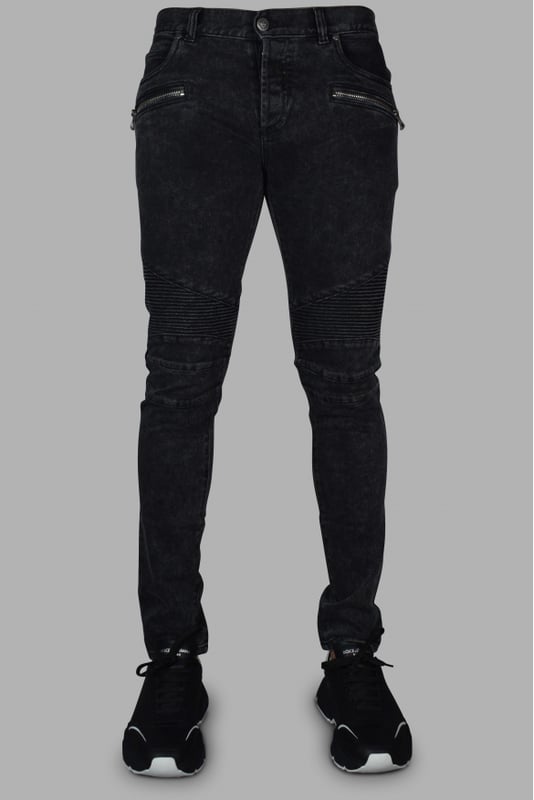 Vaqueros nero de Balmain.Cremalleras en los bolsillos.Detalles a nivel de las rodillas.Ajuste delgado.98% algodón y 2% elastano.Made in Italy.