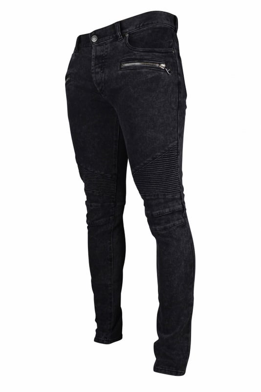 Vaqueros nero de Balmain.Cremalleras en los bolsillos.Detalles a nivel de las rodillas.Ajuste delgado.98% algodón y 2% elastano.Made in Italy.