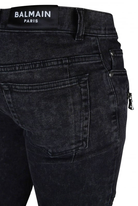 Vaqueros nero de Balmain.Cremalleras en los bolsillos.Detalles a nivel de las rodillas.Ajuste delgado.98% algodón y 2% elastano.Made in Italy.