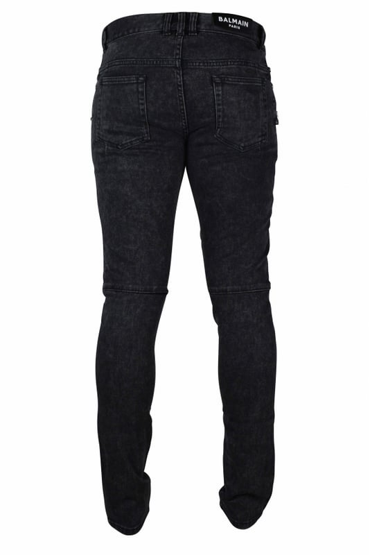 Vaqueros nero de Balmain.Cremalleras en los bolsillos.Detalles a nivel de las rodillas.Ajuste delgado.98% algodón y 2% elastano.Made in Italy.