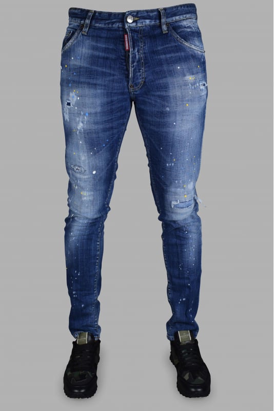 Cool Guy Dsquared2 vaqueros de algodón elástico azul con efecto lavado.Efecto rasgado.Parche rojo con el logotipo en la bragueta delantera.Efecto de salpicadura de pintura amarilla, azul y blanca.Etiqueta de plástico transparente, logotipo y escritura  Dean Caten  en el reverso.Tres bolsillos delanteros y dos traseros.Detalles de costura en amarillo.Cierre con botones.98% Algodón, 2% Elastano.Made in Italy.