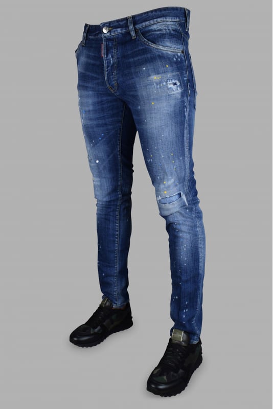 Cool Guy Dsquared2 vaqueros de algodón elástico azul con efecto lavado.Efecto rasgado.Parche rojo con el logotipo en la bragueta delantera.Efecto de salpicadura de pintura amarilla, azul y blanca.Etiqueta de plástico transparente, logotipo y escritura  Dean Caten  en el reverso.Tres bolsillos delanteros y dos traseros.Detalles de costura en amarillo.Cierre con botones.98% Algodón, 2% Elastano.Made in Italy.