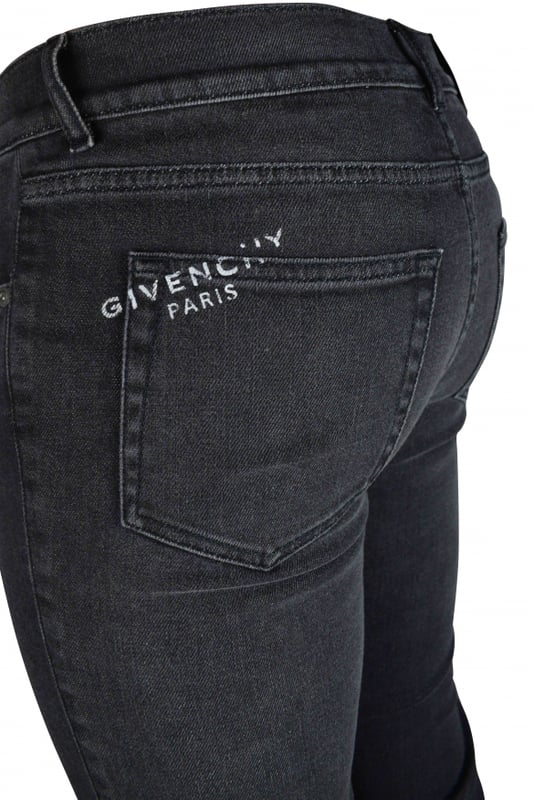 Vaqueros negros de algodón elástico de Givenchy.Etiqueta de cuero negro en la parte trasera.Logotipo blanco en el bolsillo trasero.Trabillas para el cinturón.Ajuste delgado.Material: 98% algodón, 2% elastano.Made in Italy.