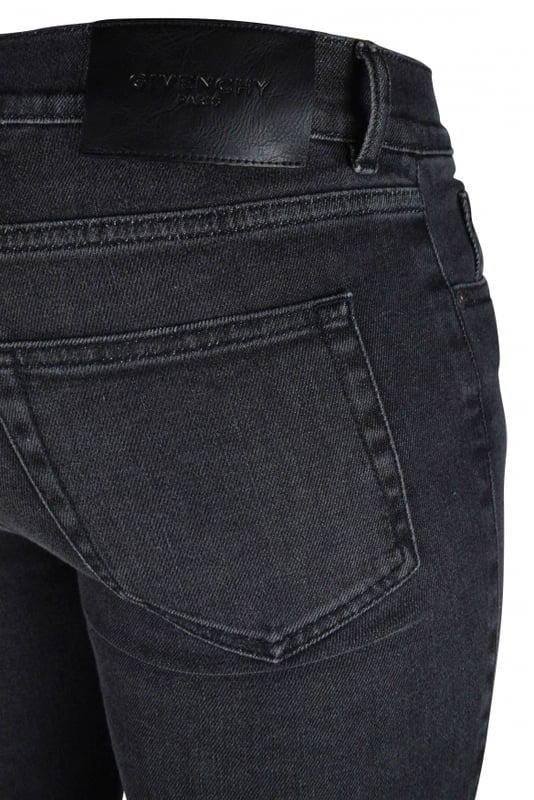 Vaqueros negros de algodón elástico de Givenchy.Etiqueta de cuero negro en la parte trasera.Logotipo blanco en el bolsillo trasero.Trabillas para el cinturón.Ajuste delgado.Material: 98% algodón, 2% elastano.Made in Italy.
