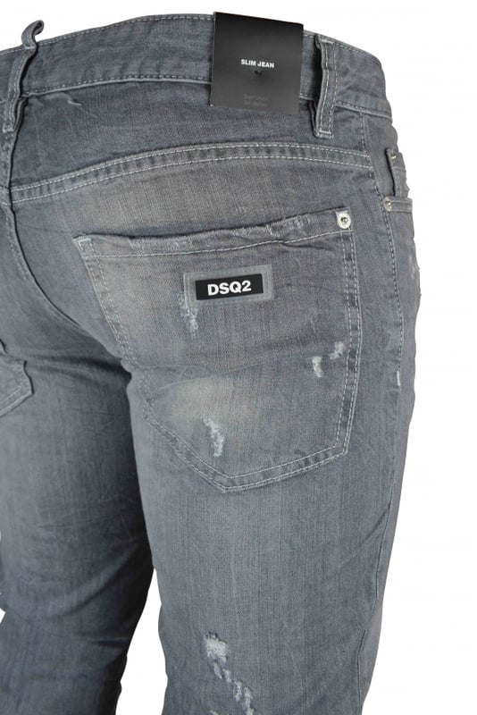 Dsquared2 Slim Jeans en gris claro.Efecto descolorido con rasgaduras.Cierre central con botón metálico.Parche con el logotipo  DSQ2  en el bolsillo trasero.Modelo de 5 bolsillos.98% algodón y 2% elastano.Made in Italy.