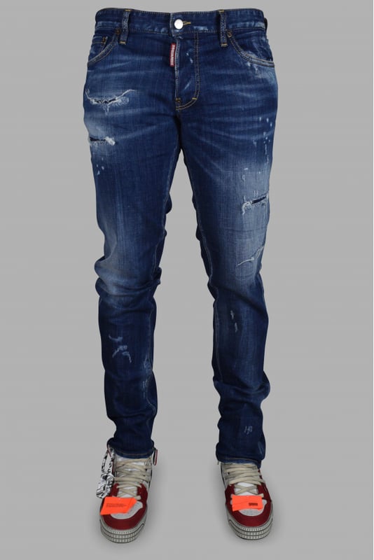 Cool Guy Jean Dsquared2 azul con efecto desgastado.Cinco bolsillos.Logotipo en la espalda en un parche gris y negro.Cierre con botones.98% Algodón, 2% Elastano.Made in Italy.