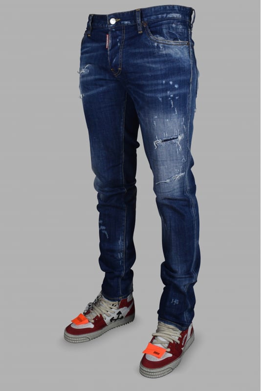 Cool Guy Jean Dsquared2 azul con efecto desgastado.Cinco bolsillos.Logotipo en la espalda en un parche gris y negro.Cierre con botones.98% Algodón, 2% Elastano.Made in Italy.