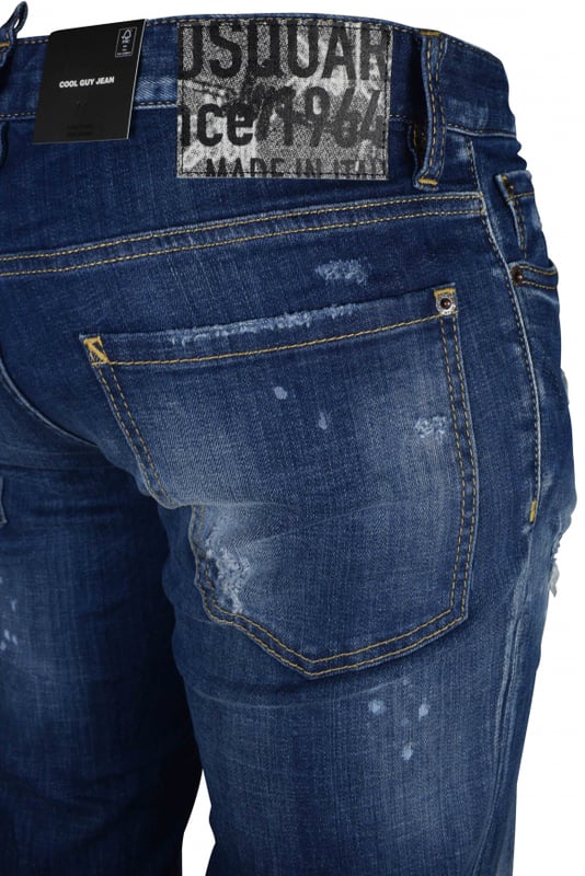 Cool Guy Jean Dsquared2 azul con efecto desgastado.Cinco bolsillos.Logotipo en la espalda en un parche gris y negro.Cierre con botones.98% Algodón, 2% Elastano.Made in Italy.