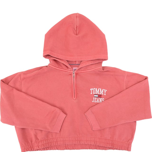 Elevate your casual style with the Tommy Jeans Plus Women's Purple College Logo Zip Detail Sweatshirt. With its bold college logo and zip detail, this sweatshirt combines sporty charm with modern flair. The rich purple color adds a vibrant touch, making it a statement piece in your wardrobe.

Made from a soft mixed cotton fabric, it provides comfort and breathability, perfect for all-day wear. Whether you're dressing down for a weekend outing or layering it up for cooler days, this sweatshirt offers effortless style and ease.

Details:

Classic college logo for a bold, athletic-inspired look

Zip detail for added style and adjustability

Soft and breathable mixed cotton fabric

Perfect for casual days or layering over your favorite pieces