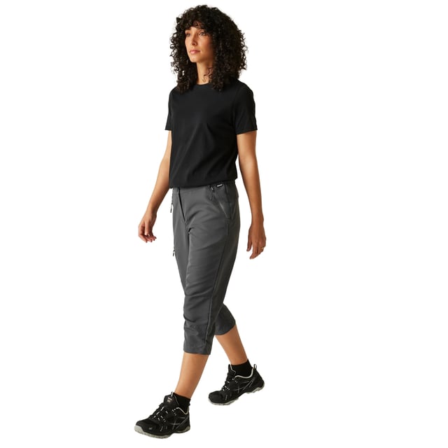 100% gerecycleerd polyester. Ontwerp: Logo, Wandelen. Sluiting: Knoop, Ritsgat. Stoftechnologie: Kreukherstellend, Duurzame waterafstotende afwerking, Lichtgewicht, Sneldrogend, Geweven. Riemlussen, Capri. Zakken: 2 Zijzakken, 1 Dijbeenzak, Rits. Waistline: Deel Elastiek. Zoom: Aantrekkoord. Zonclassificatie: UV 50.