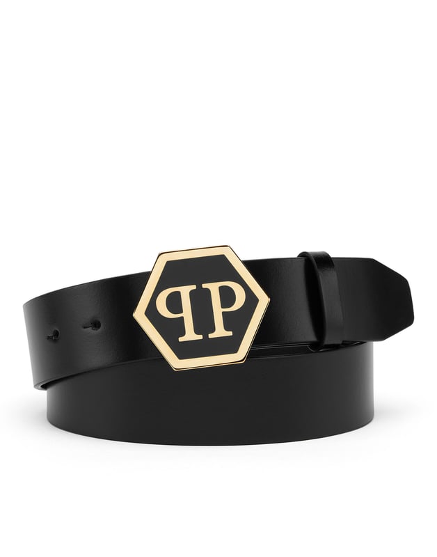 Voeg een vleugje verfijning toe aan elke outfit met deze elegante leren riem, ontworpen om een gedurfd statement te maken. Perfect om zowel casual als formele looks te accentueren.    Hoogwaardig leer voor een luxe en duurzame afwerking.   Zeshoekige gesp met PP logo voor een opvallend, iconisch accent.   Verstelbare pasvorm voor persoonlijk comfort.   Veelzijdig ontwerp geschikt voor zowel casual als formele styling.   Een verfijnd accessoire om uw look af te maken met een vleugje luxe.