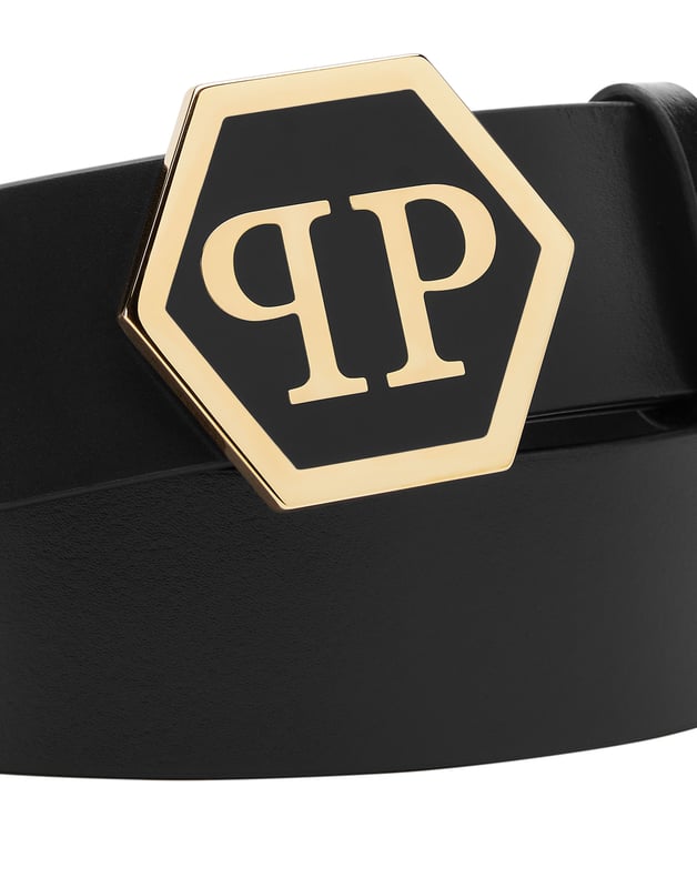 Voeg een vleugje verfijning toe aan elke outfit met deze elegante leren riem, ontworpen om een gedurfd statement te maken. Perfect om zowel casual als formele looks te accentueren.    Hoogwaardig leer voor een luxe en duurzame afwerking.   Zeshoekige gesp met PP logo voor een opvallend, iconisch accent.   Verstelbare pasvorm voor persoonlijk comfort.   Veelzijdig ontwerp geschikt voor zowel casual als formele styling.   Een verfijnd accessoire om uw look af te maken met een vleugje luxe.