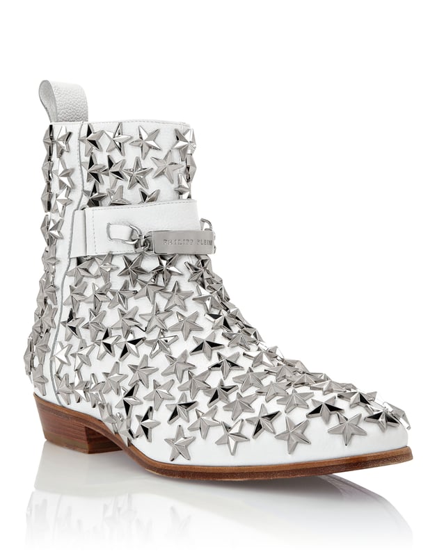 Añada una nota glam rock a su look campestre con estos botines de piel con tachuelas. Eche un vistazo a su peculiar elaboración y descubra más.    Piel con estampado de ciervo   Incrustados con tachuelas en forma de estrella   Insignia con logotipo y cadena en una tira en la caña   Cierre de cremallera lateral   Lengüeta para tirar   Suela de cuero auténtico con ribete negro   Forro de napa   Plantilla con etiqueta tejida
