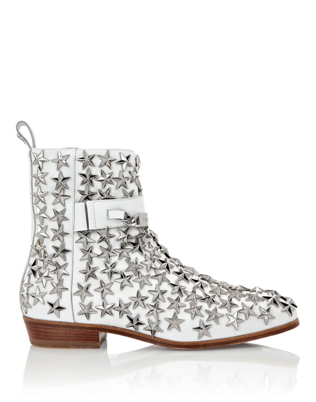 Añada una nota glam rock a su look campestre con estos botines de piel con tachuelas. Eche un vistazo a su peculiar elaboración y descubra más.    Piel con estampado de ciervo   Incrustados con tachuelas en forma de estrella   Insignia con logotipo y cadena en una tira en la caña   Cierre de cremallera lateral   Lengüeta para tirar   Suela de cuero auténtico con ribete negro   Forro de napa   Plantilla con etiqueta tejida