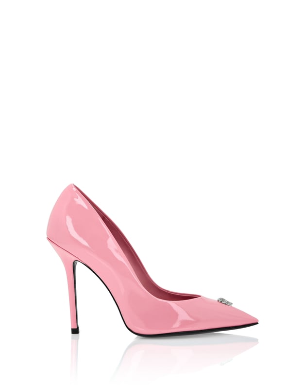 con cristales  ¿Lista para recorrer el camino hacia el éxito? Entonces pruebe estos zapatos de charol: son perfectos. Eche un vistazo a los detalles.   Parte superior de charol   Calavera joya en la puntera   Tacón de aguja pintado a juego de 10,5 cm   Suela de cuero de alto brillo   Forro de napa