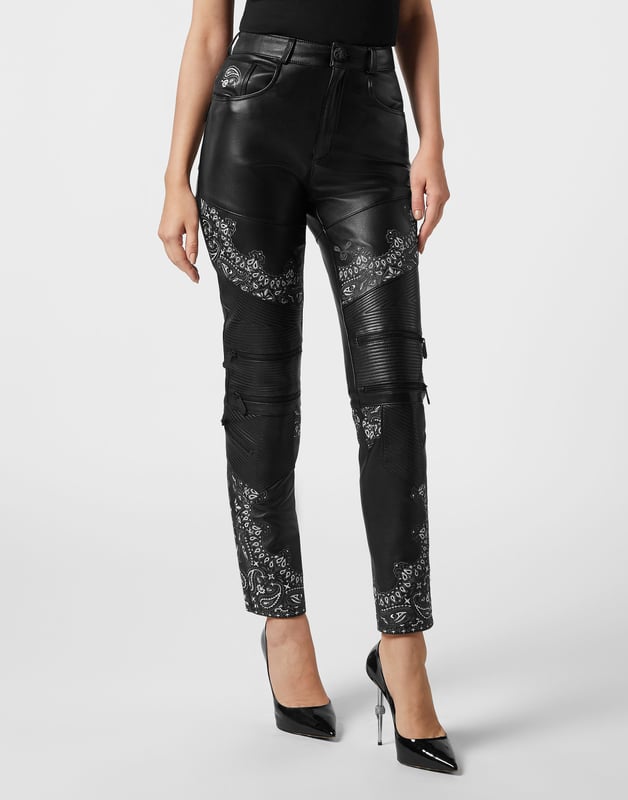 Atrévete a ser atrevido con estos pantalones biker de 5 bolsillos en suave napa.   Napa   Bordado con estampado Paisley estilo bandana   Detalles pespunteados en la parte superior   Cremalleras decorativas   Hexágono de PP en un parche de piel saffiano cosido en el bolsillo trasero derecho   Único botón joya de metal
