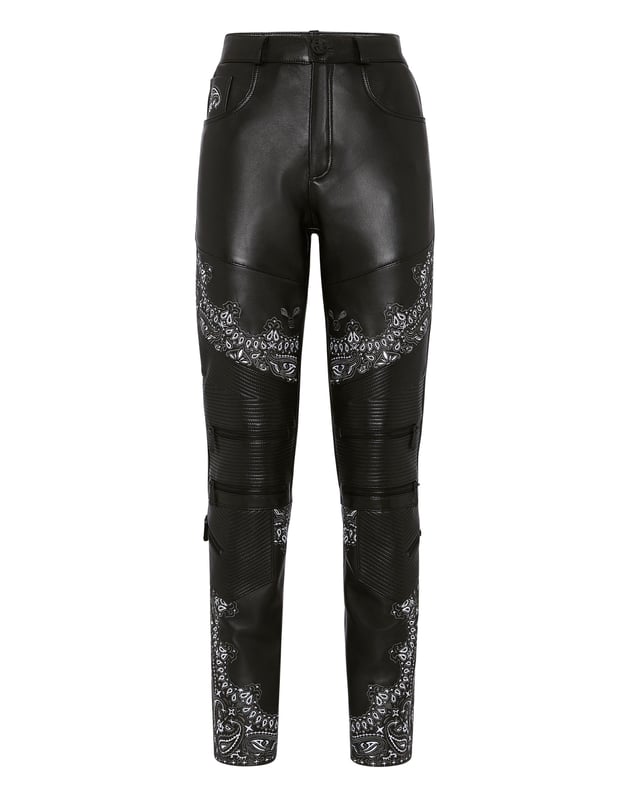 Atrévete a ser atrevido con estos pantalones biker de 5 bolsillos en suave napa.   Napa   Bordado con estampado Paisley estilo bandana   Detalles pespunteados en la parte superior   Cremalleras decorativas   Hexágono de PP en un parche de piel saffiano cosido en el bolsillo trasero derecho   Único botón joya de metal