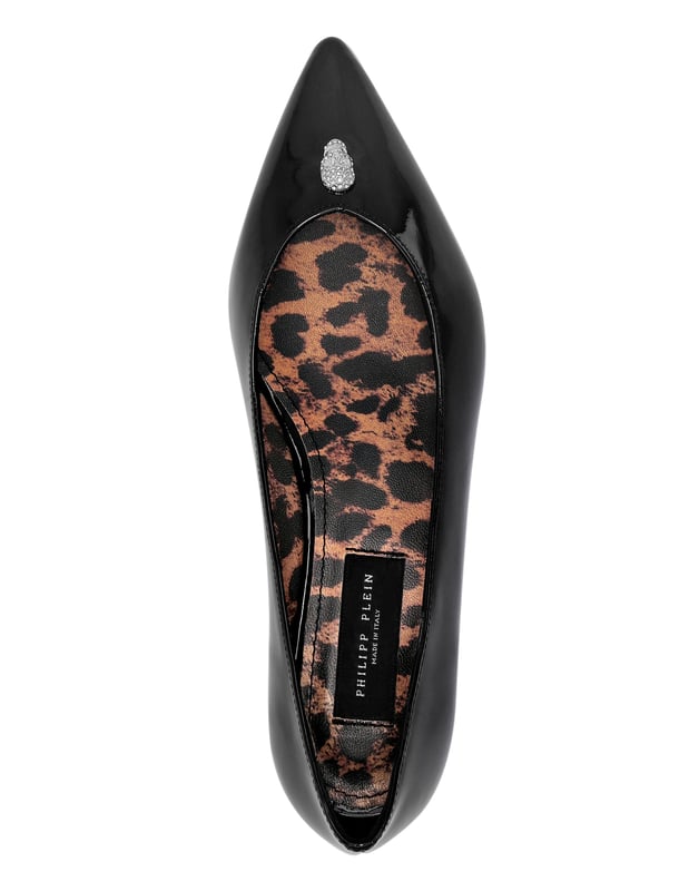 Descubra el atractivo intemporal de los zapatos planos tipo bailarina. Mire esta versión rediseñada en perfecto estilo Plein.   Patente de color   La icónica calavera en su versión joya en la pala   Suela de cuero genuino   Forro de cuero moteado   Etiqueta con logotipo en la plantilla moteada