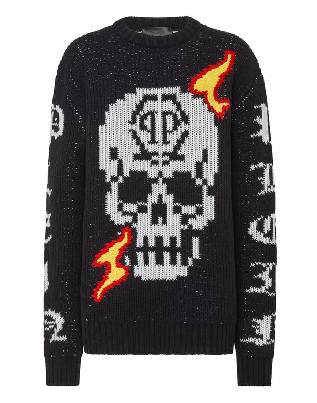 Un jersey liso de cuello redondo también puede transmitir estilo y distinción. Como esta versión de lana de cordero de punto elástico con las icónicas incrustaciones de calaveras y las letras de la marca. Dobladillos de punto de canalé.