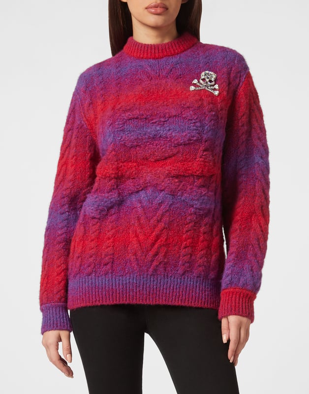 Véa los detalles de este jersey de punto de cuello redondo con preciosos procesos.   Punto de cable de mezcla de lana de alpaca.   Punto de piel Skull&Bones   Broche Skull&Bones de strass montado en el pecho izquierdo   Hexágono de PP metálico cosido en el dobladillo inferior   Dobladillo de punto de canalé plano