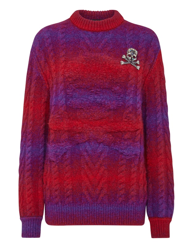 Véa los detalles de este jersey de punto de cuello redondo con preciosos procesos.   Punto de cable de mezcla de lana de alpaca.   Punto de piel Skull&Bones   Broche Skull&Bones de strass montado en el pecho izquierdo   Hexágono de PP metálico cosido en el dobladillo inferior   Dobladillo de punto de canalé plano