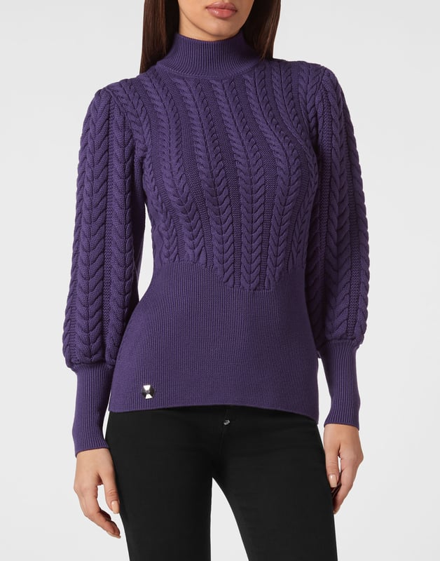 Véa los detalles de este jersey de punto de cuello alto con preciosos procesos.   Punto de pura lana virgen con algunos detalles de punto de cable.   Mangas abullonadas   Hexágono de PP metálico cosido en el dobladillo inferior   Dobladillos de punto elástico