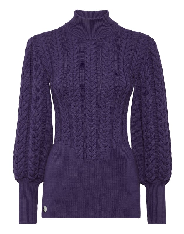 Véa los detalles de este jersey de punto de cuello alto con preciosos procesos.   Punto de pura lana virgen con algunos detalles de punto de cable.   Mangas abullonadas   Hexágono de PP metálico cosido en el dobladillo inferior   Dobladillos de punto elástico