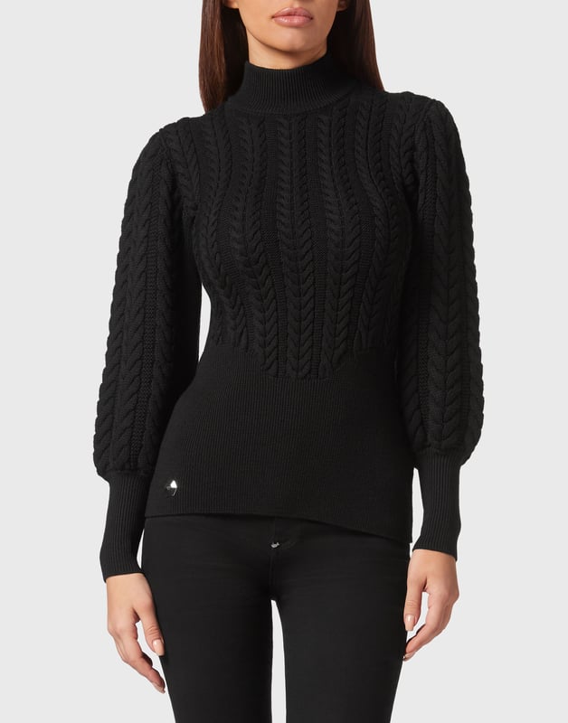 Véa los detalles de este jersey de punto de cuello alto con preciosos procesos.   Punto de pura lana virgen con algunos detalles de punto de cable.   Mangas abullonadas   Hexágono de PP metálico cosido en el dobladillo inferior   Dobladillos de punto elástico