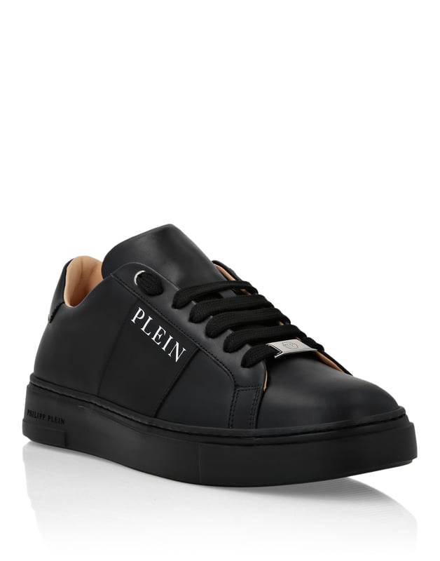 Ontdek het unieke van deze tweekleurige Low-Top sneakers. Kijk naar de details.   Bovenwerk van nappa met contrasterend gekleurde rubberen details   Een contrasterend gekleurde rubberen band met merkopschrift   Contrasterende rubberen hiellip   Hi-tech, ergonomische, ultralichte, schokabsorberende rubberen tussenzool   Rubberen buitenzool met groeven voor maximale grip   Gewatteerde nappa-voering en uitneembare binnenzool