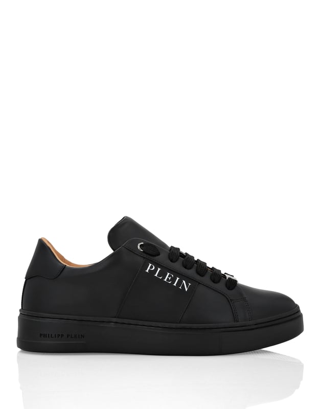 Ontdek het unieke van deze tweekleurige Low-Top sneakers. Kijk naar de details.   Bovenwerk van nappa met contrasterend gekleurde rubberen details   Een contrasterend gekleurde rubberen band met merkopschrift   Contrasterende rubberen hiellip   Hi-tech, ergonomische, ultralichte, schokabsorberende rubberen tussenzool   Rubberen buitenzool met groeven voor maximale grip   Gewatteerde nappa-voering en uitneembare binnenzool