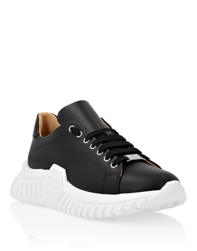 Para su look deportivo le recomendamos estas zapatillas, básicas pero con mucho carácter. Fíjese en los detalles.   Napa suave   Cordones a juego y ojales metálicos con logotipo   Hexágono de PP en relieve en la entresuela   Entresuela de goma de alta tecnología, ergonómica, ultraligera y que absorbe los impactos.   Suela exterior moldeada   Forro de piel y plantilla extraíble