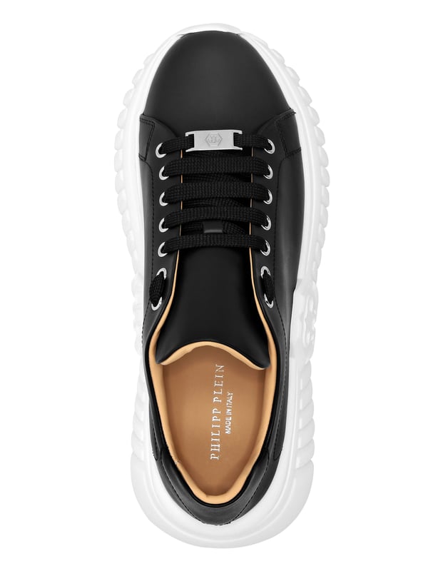 Para su look deportivo le recomendamos estas zapatillas, básicas pero con mucho carácter. Fíjese en los detalles.   Napa suave   Cordones a juego y ojales metálicos con logotipo   Hexágono de PP en relieve en la entresuela   Entresuela de goma de alta tecnología, ergonómica, ultraligera y que absorbe los impactos.   Suela exterior moldeada   Forro de piel y plantilla extraíble