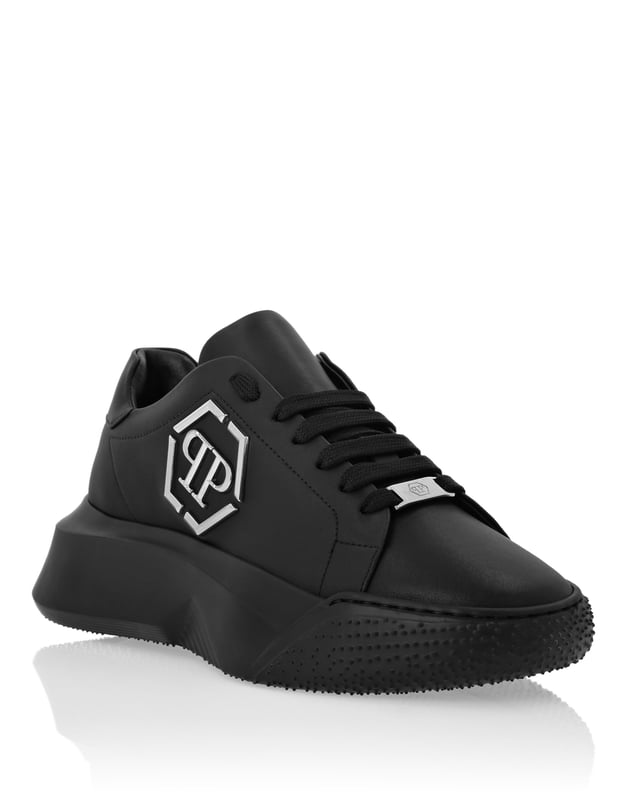 Die Godzilla Runner sind aus weichem Leder und Tarnstoff gefertigt. Passende Schnürsenkel. Gepolsterte Säume. PP Hexagon ist auf dem äußeren Viertel angebracht. Rutschfeste Gummilaufsohle und stark dämpfende Materialzwischensohle. Innenfutter und herausnehmbare Einlegesohle.