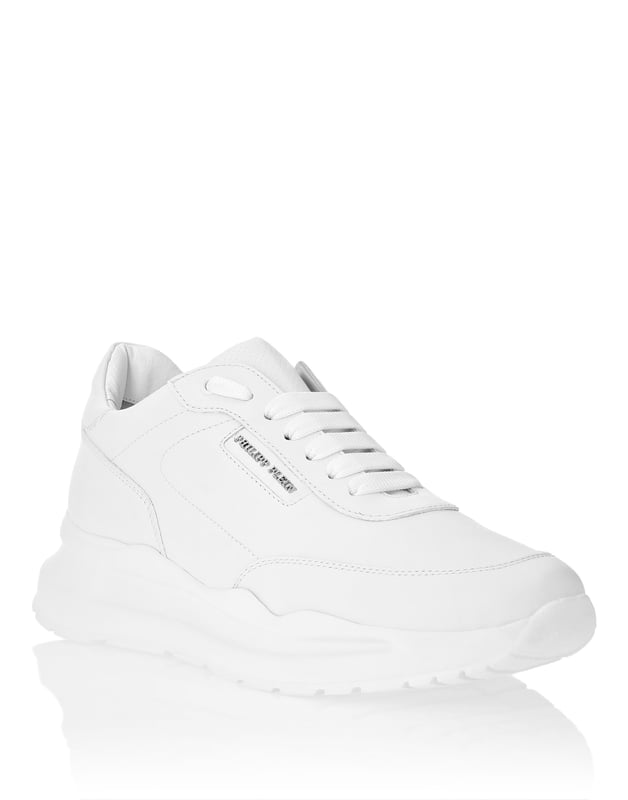 Aktualisieren Sie Ihre Schuhsammlung mit unseren stilvollen schwarzen oder weißen Ledersneakers, die eine auffällige weiße Sohle aufweisen. Sorgfältig aus hochwertigen Materialien gefertigt, kombinieren diese opulenten Sneakers mühelos Mode und Komfort für den modernen Mann. Ob für einen zwanglosen Ausflug oder ein halbformales Ereignis, dieser anpassungsfähige Schuh ist eine unverzichtbare Ergänzung für Ihren Kleiderschrank. Umarmen Sie Eleganz und Raffinesse mit diesem langlebigen und vielseitigen Meisterwerk.