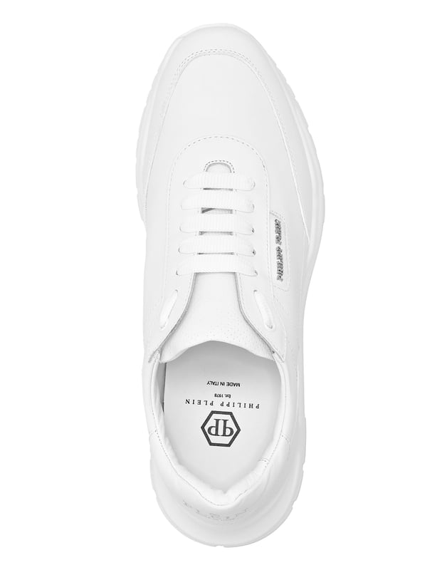 Aktualisieren Sie Ihre Schuhsammlung mit unseren stilvollen schwarzen oder weißen Ledersneakers, die eine auffällige weiße Sohle aufweisen. Sorgfältig aus hochwertigen Materialien gefertigt, kombinieren diese opulenten Sneakers mühelos Mode und Komfort für den modernen Mann. Ob für einen zwanglosen Ausflug oder ein halbformales Ereignis, dieser anpassungsfähige Schuh ist eine unverzichtbare Ergänzung für Ihren Kleiderschrank. Umarmen Sie Eleganz und Raffinesse mit diesem langlebigen und vielseitigen Meisterwerk.