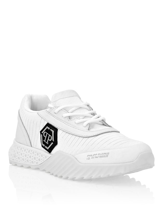Rubber en geweven stoffen runners. De iconische Skull is gedrukt op de hiel en de metalen PP Hexagon is aangebracht op het buitenste kwart. Gewatteerde zomen. Vetersluiting. Glijvaste rubberen zool. Schokabsorberend, geperforeerd thermoplastisch kussen op de hiel. Binnenvoering en uitneembare binnenzool.
