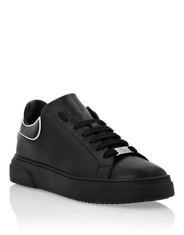 Zapatillas lo-top de napa con una pestaña en el talón con logo y ribete en un color contrastante.   br>  Cordones a juego.   br> Bordes acolchados.   br> Suela de goma antideslizante.   br> Forro interior y plantilla extraíble.   br>